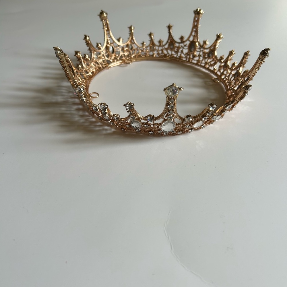 Radiant Gold Tiara with Intricate Design